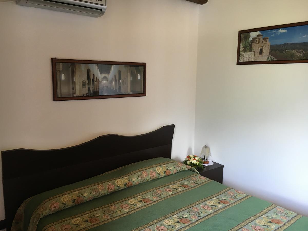 シッラ La Bastia Bed & Breakfast エクステリア 写真