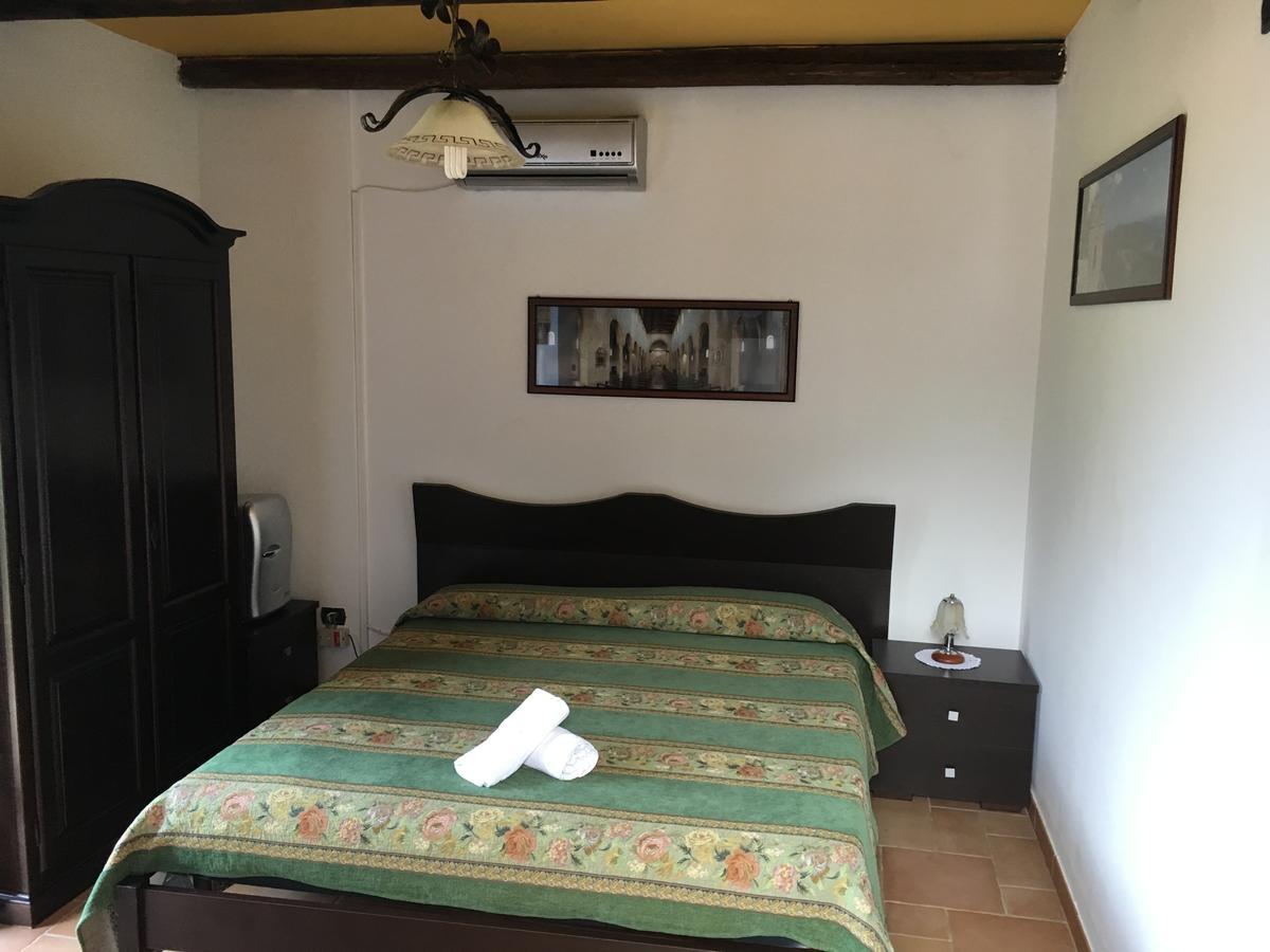 シッラ La Bastia Bed & Breakfast エクステリア 写真