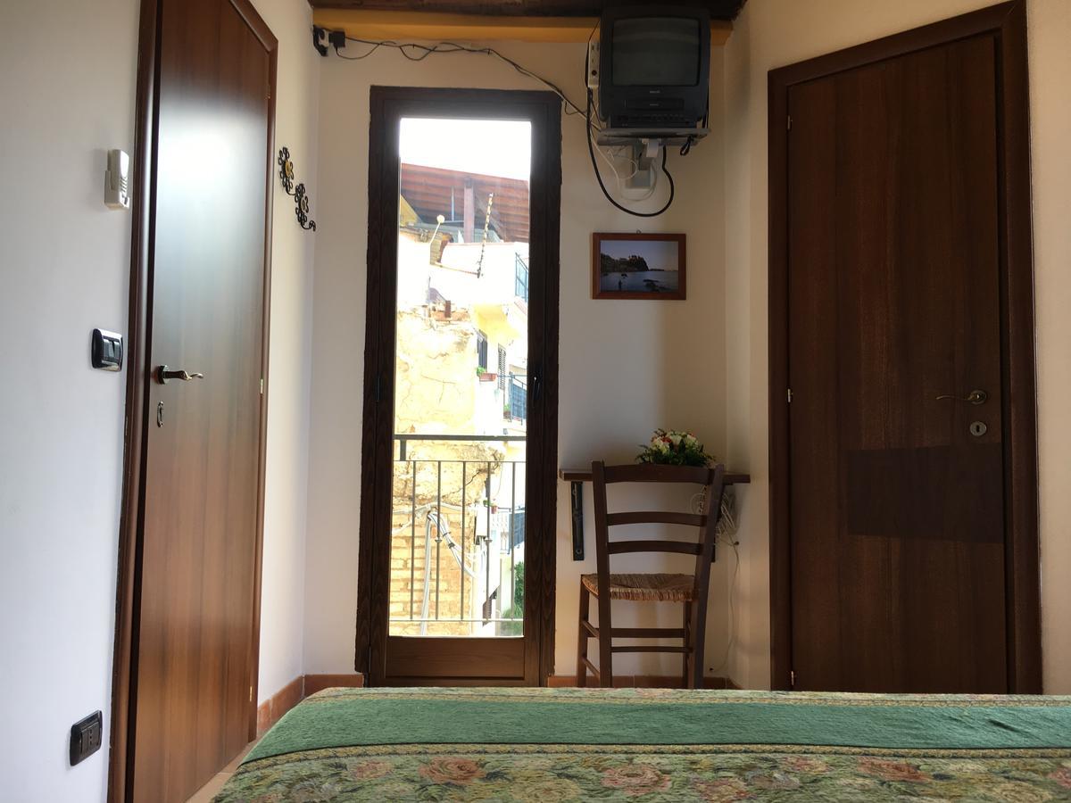 シッラ La Bastia Bed & Breakfast エクステリア 写真